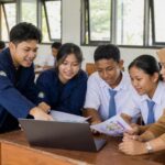 Mahasiswa berdiskusi bersama guru dan siswa mengenai pembelajaran teknologi di ruang kelas